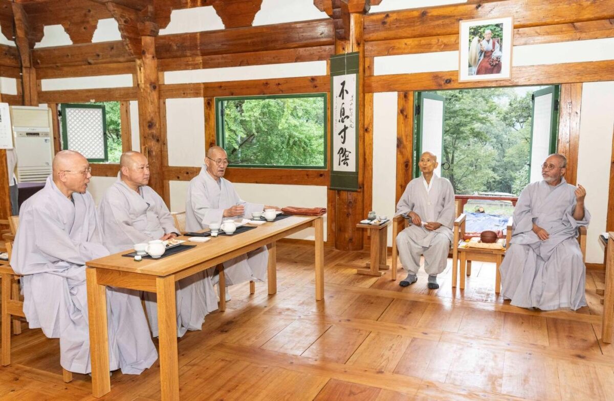 대중스님과 접견실 차담
