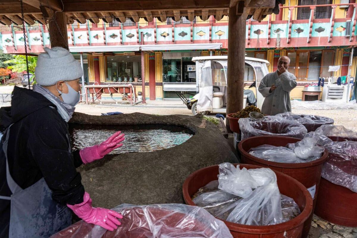 경내풍경 - 매실액 설탕 녹이기 작업