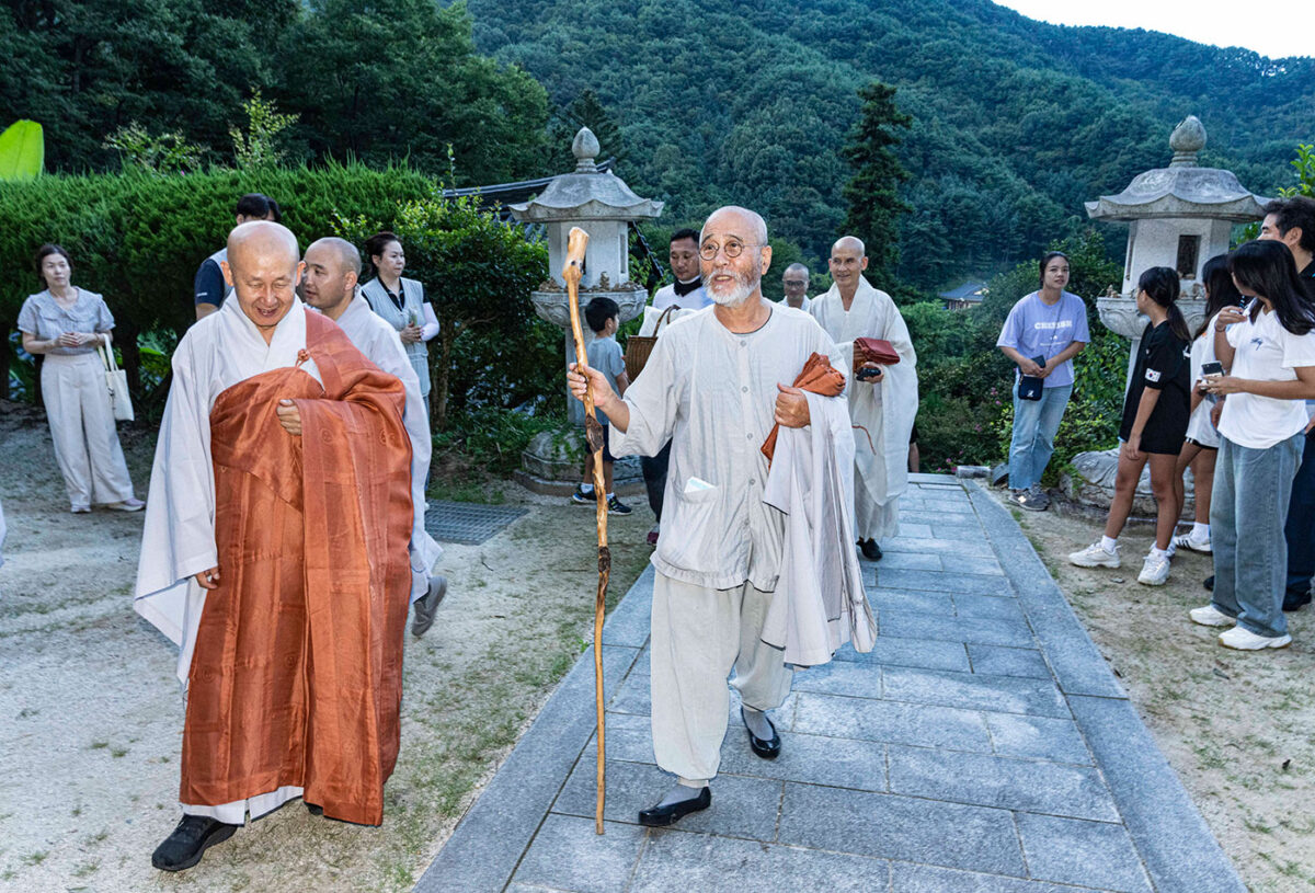 추석 합동차례 중 경내 이동 모습