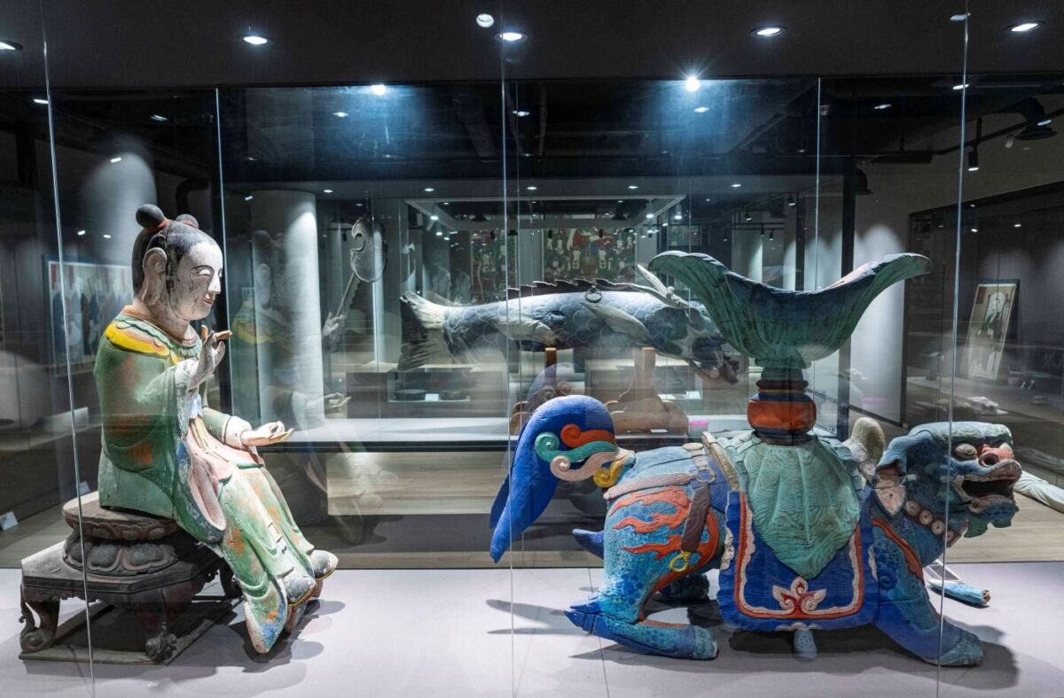 성보박물관 유물과 학예사 설명