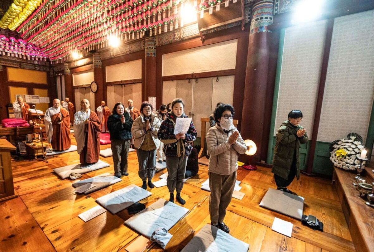 새벽예불 - 대웅전